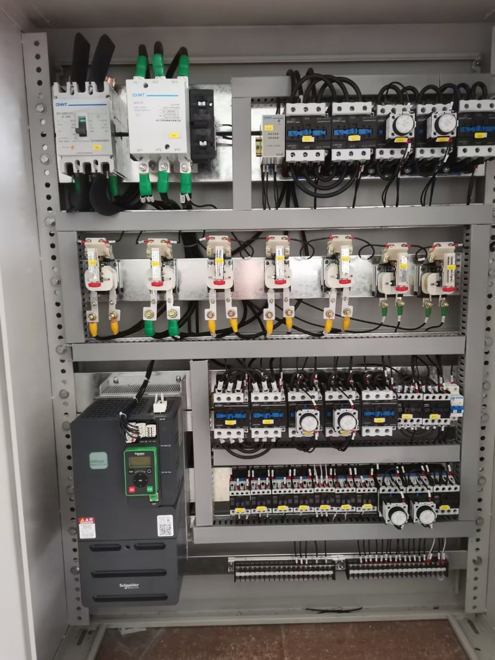 起重機(jī)電氣柜，司機(jī)室，監(jiān)控系統(tǒng)