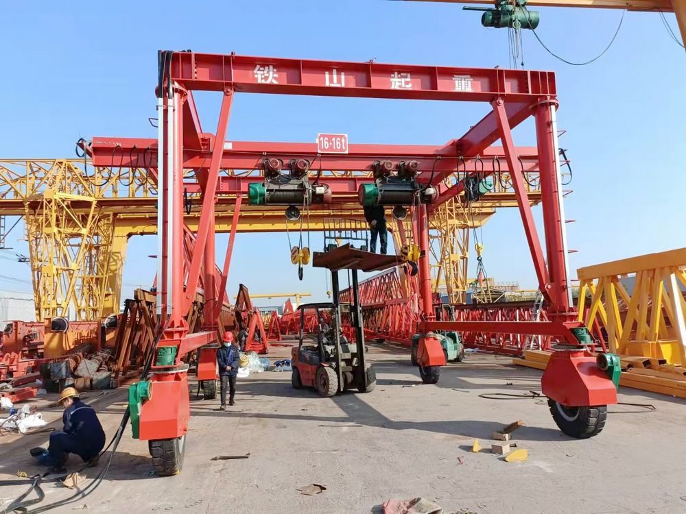 16+16t隧道用輪胎式鋪板起重機(jī) (3).jpg