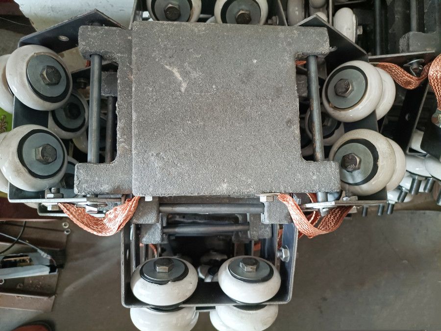 河南新鄉(xiāng)長(zhǎng)垣角鐵滑線滑塊批發(fā)、單雙梁角鐵滑塊取電器受電器