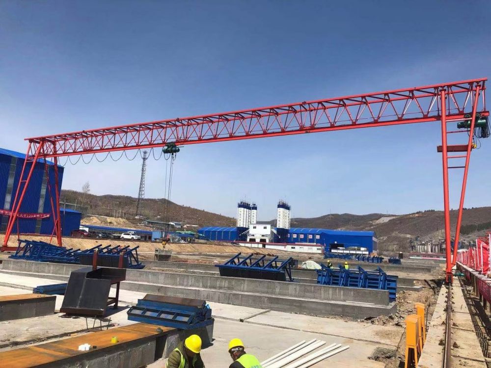 新鄉(xiāng)門式起重機生產(chǎn)廠家、桁架式倒三角單梁門式起重機