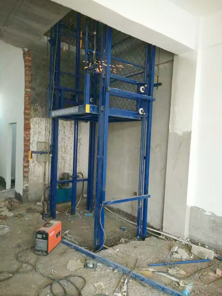河南新鄉(xiāng)液壓升降機(jī)、導(dǎo)軌鏈條式液壓升降平臺(tái)貨梯
