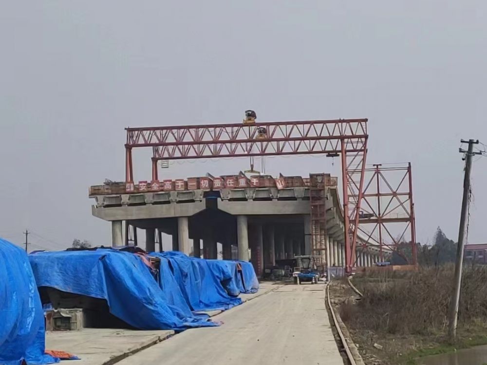 河南路橋門機(jī)、架橋提梁龍門吊、門式起重機(jī)