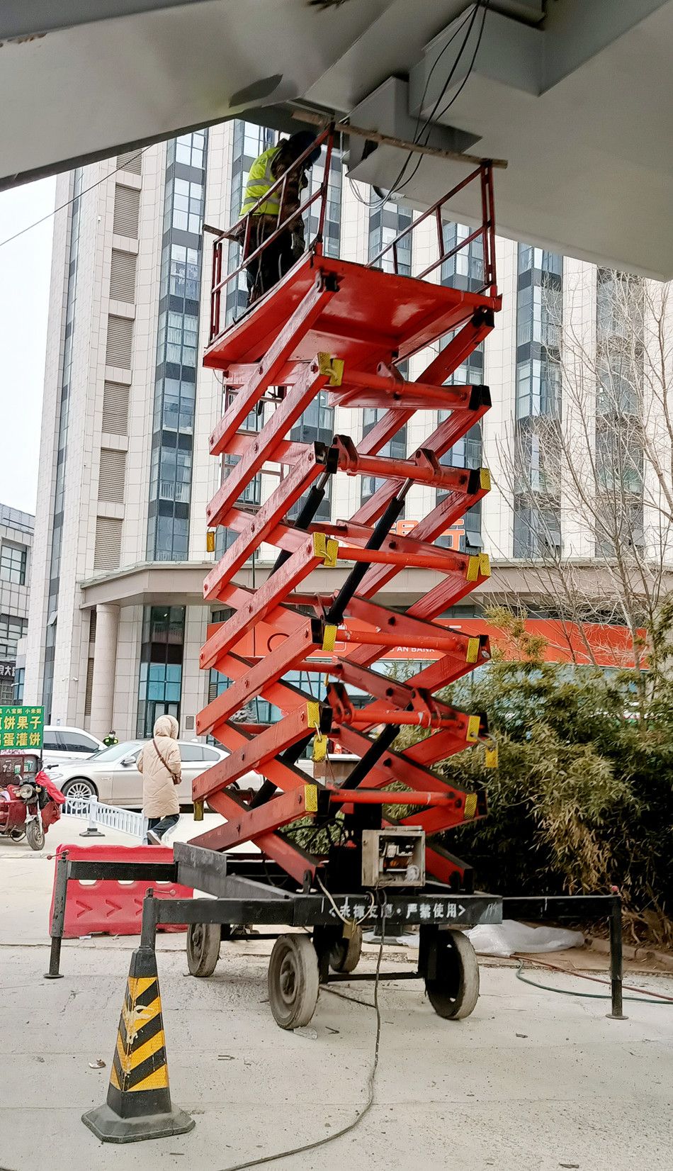 佛山液壓升降機、四輪移動液壓維修平臺廠家直銷