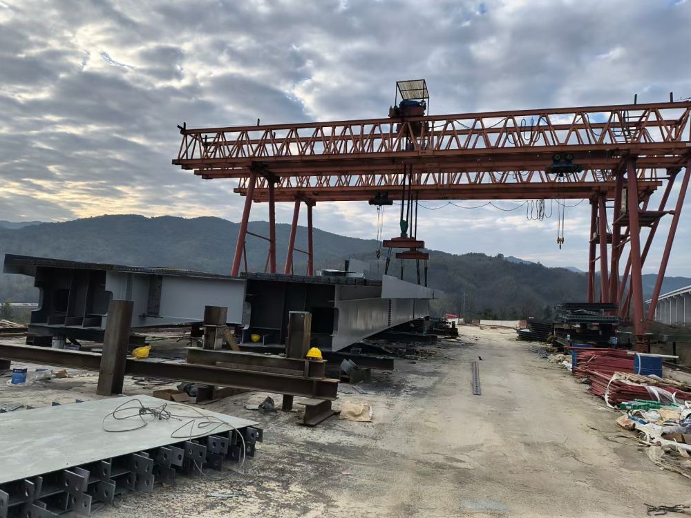 河南路橋起重機(jī)租賃、提梁機(jī)、龍門(mén)吊租賃工程服務(wù)