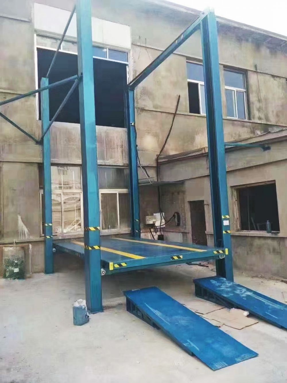 山東升降機(jī)廠家品牌、鏈條導(dǎo)軌式液壓升降機(jī)設(shè)計(jì)制造、安裝調(diào)試維修