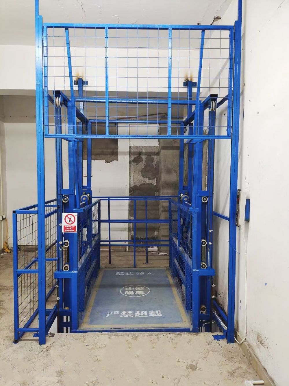 鏈條導(dǎo)軌式升降機(jī)、升降平臺(tái)、升降貨梯生產(chǎn)廠家安裝維修報(bào)價(jià)