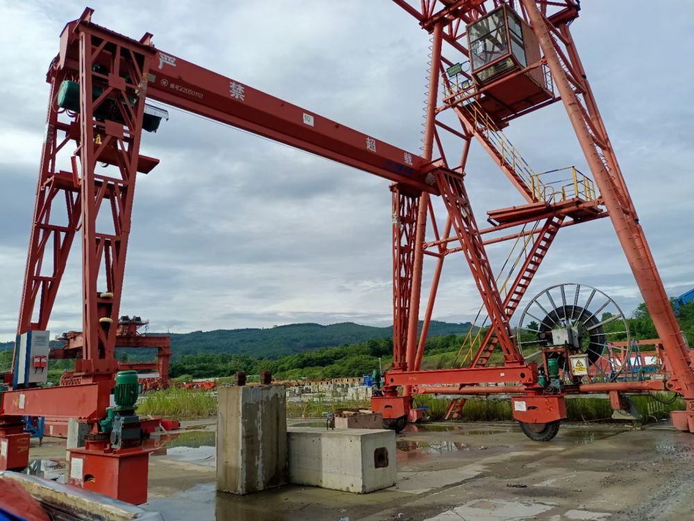 輪胎式電動單梁門式起重機、工程龍門吊生產(chǎn)廠家、價格報價單