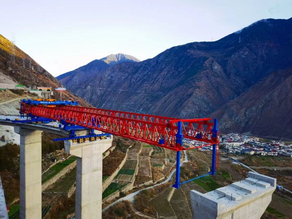 河南架橋機(jī)廠家、小曲線自平衡架橋機(jī)型號(hào)規(guī)格、價(jià)格