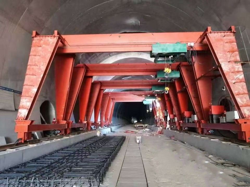龍門吊廠家、隧道軌道/輪胎式龍門吊、煙道板鋪板吊供貨安裝維修