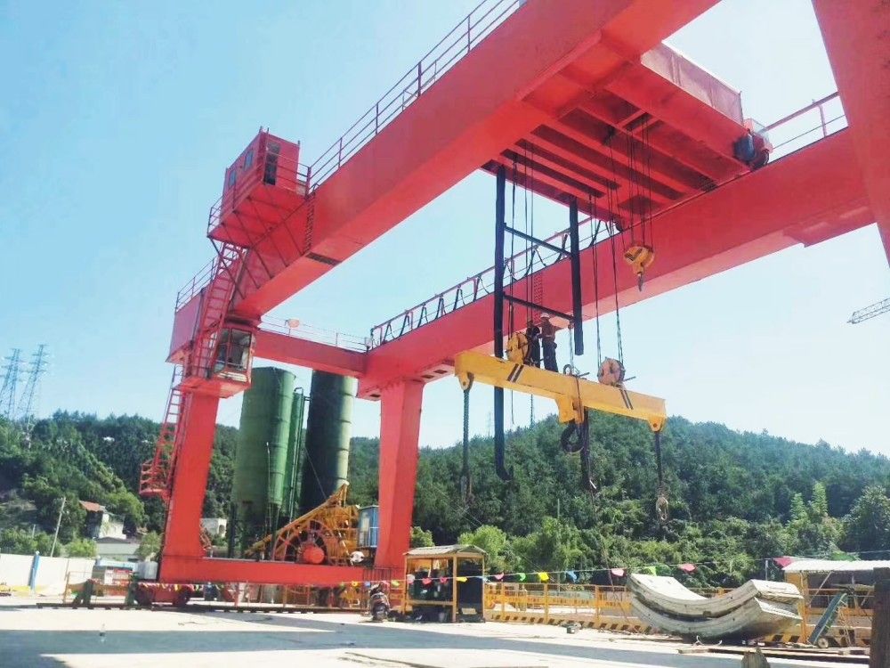 U型地鐵翻渣吊鉤門式起重機(jī) (2)