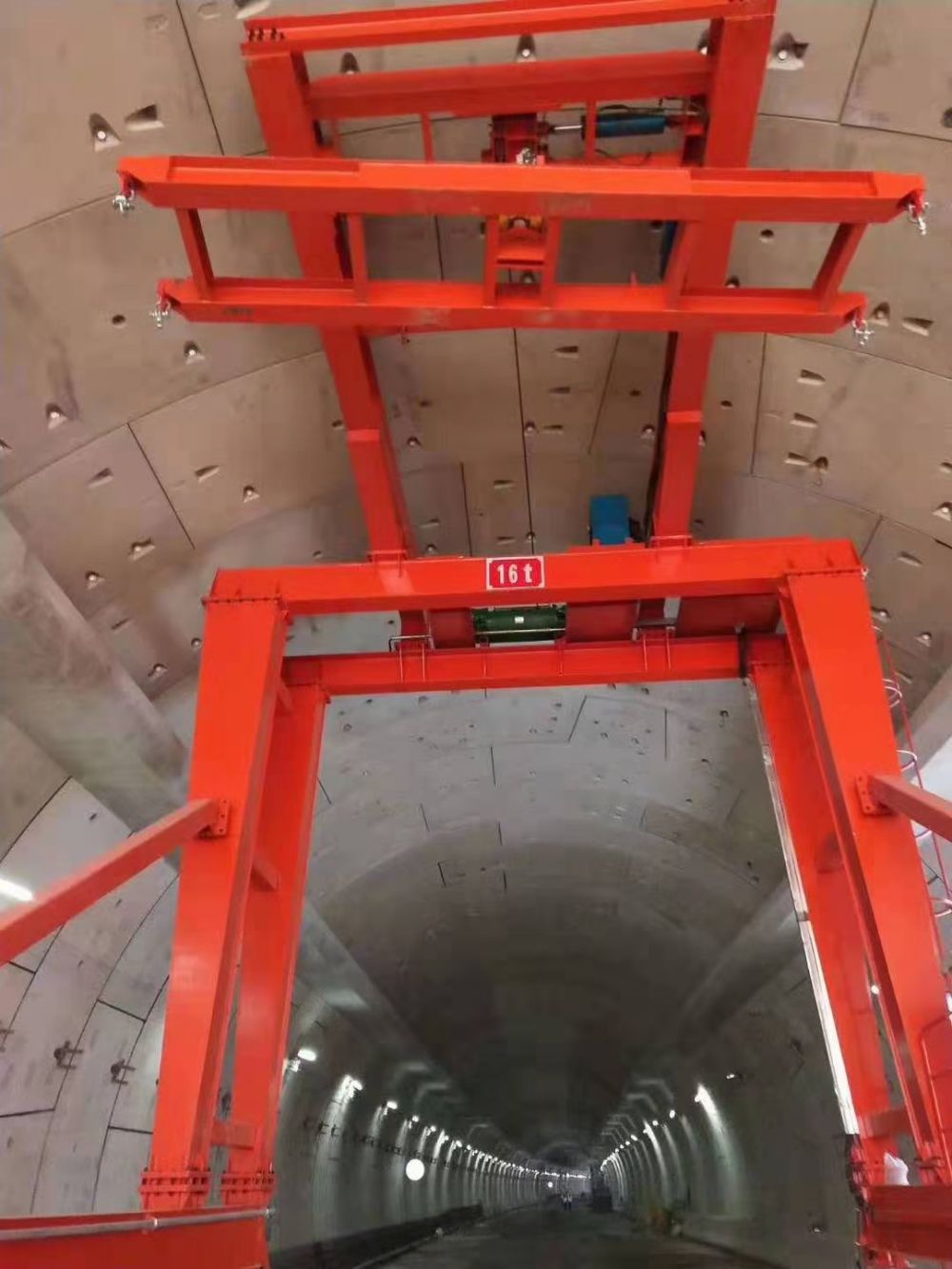 龍門吊廠家、隧道軌道/輪胎式龍門吊、煙道板鋪板吊供貨安裝維修