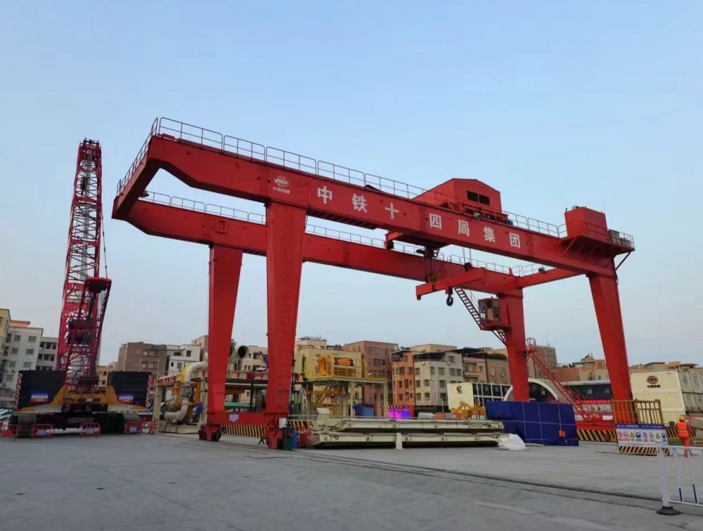 MH型雙主梁門式起重機(jī)。U型地鐵出渣機(jī)、翻渣機(jī)制造安裝、租賃服務(wù)