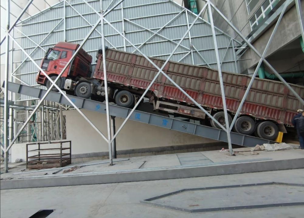 河南愛信后翻式液壓卸車平臺(tái)、液壓翻板機(jī)、卸車設(shè)備廠家、價(jià)格