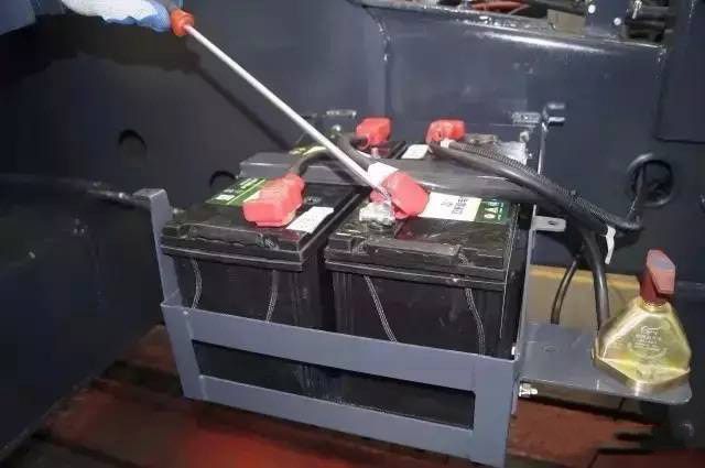 其車(chē)起重機(jī)蓄電池