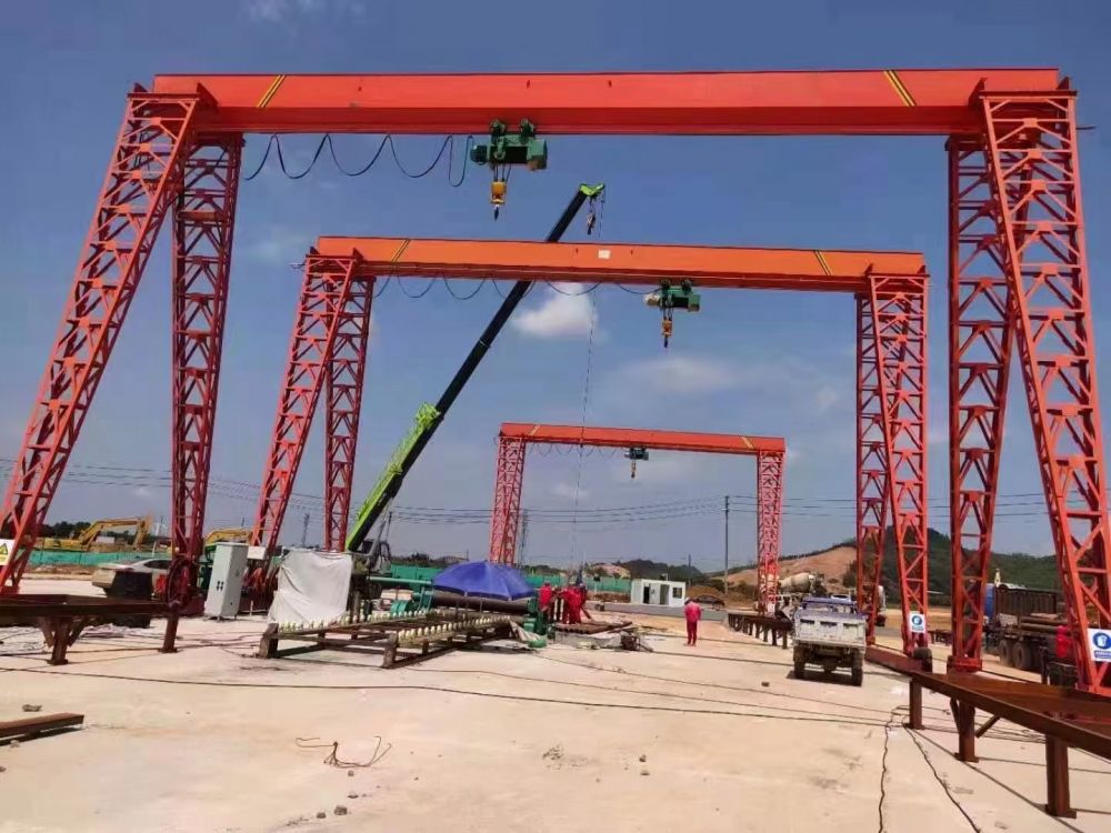 山東龍門吊廠家報(bào)價(jià)、MH型電動(dòng)單梁門式起重機(jī)