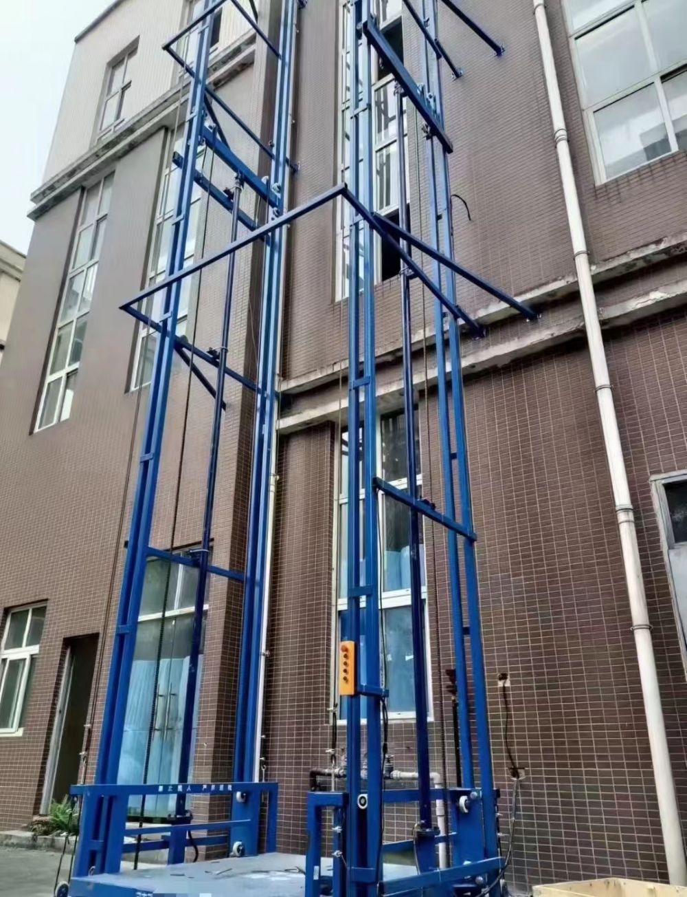 電動(dòng)液壓鏈條導(dǎo)軌升降機(jī)、升降平臺(tái)貨梯生產(chǎn)廠家、安裝維修