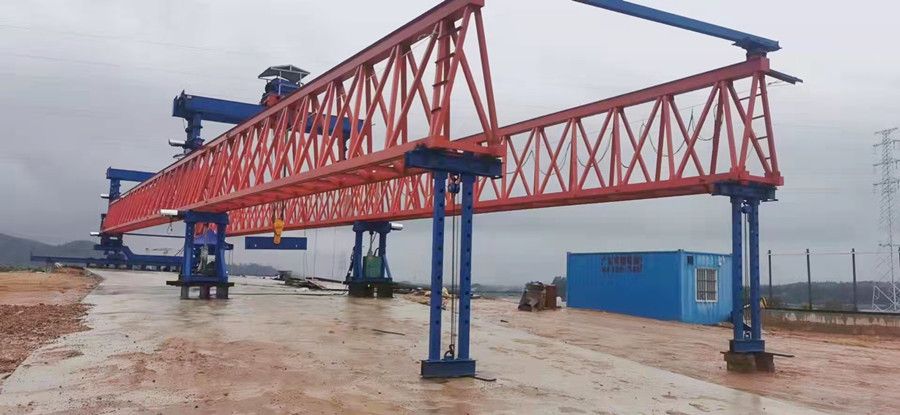 河南架橋機(jī)廠家、博利重型起重30米120噸架橋機(jī)