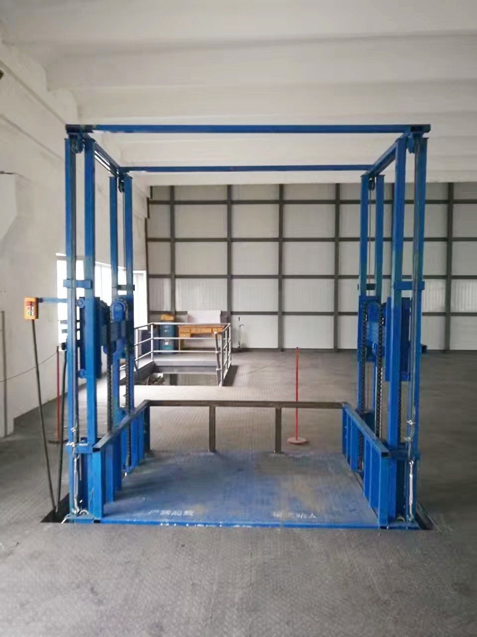 廣州載貨升降機(jī)、鏈條導(dǎo)軌式升降貨梯平臺(tái)