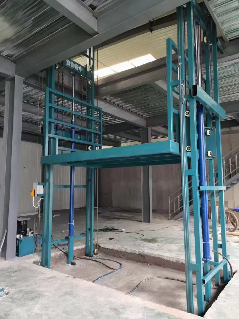 山東升降機(jī)廠家品牌、鏈條導(dǎo)軌式液壓升降機(jī)設(shè)計(jì)制造、安裝調(diào)試維修