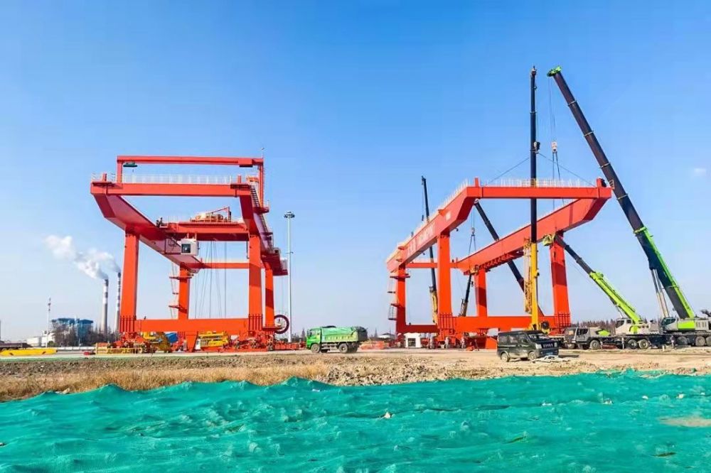 礦山軌道式集裝箱門式起重機(jī)