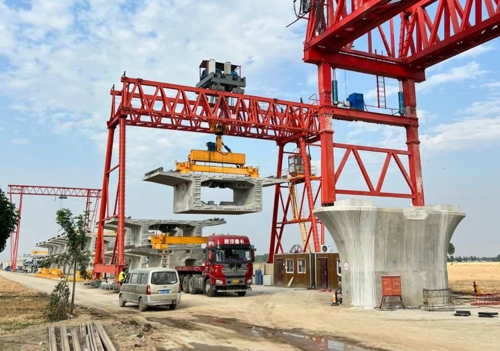 佛山起重機(jī)、工程龍門吊、提梁機(jī)生產(chǎn)制造、安裝維修廠家服務(wù)