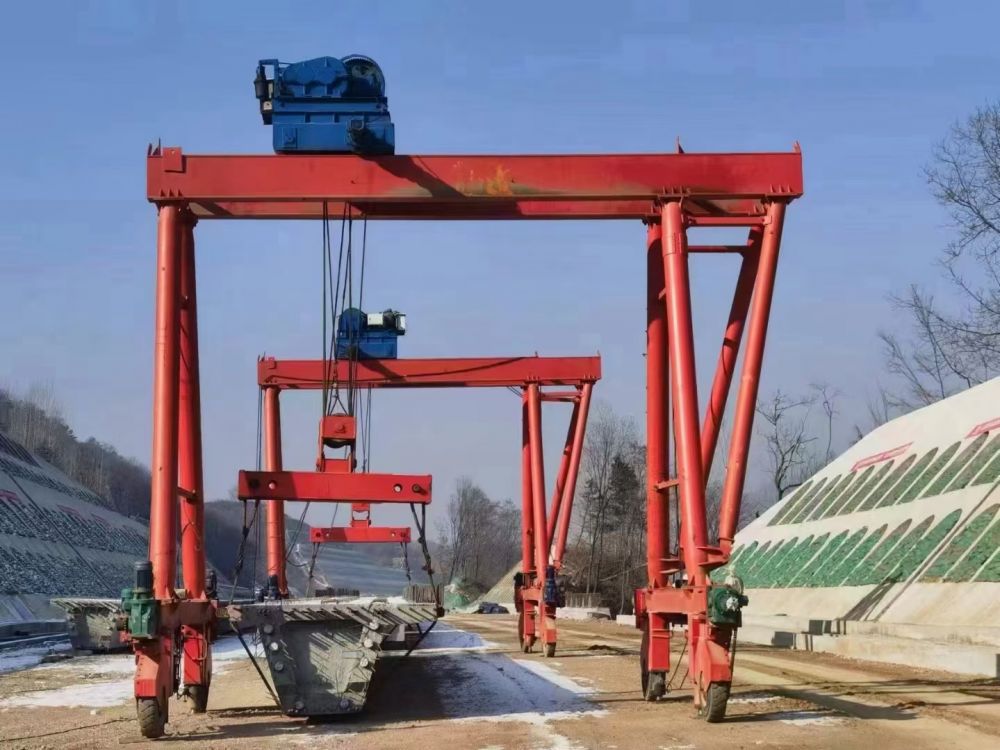 廣東提梁機(jī)、移梁機(jī)、輪胎式自行走門式起重機(jī)