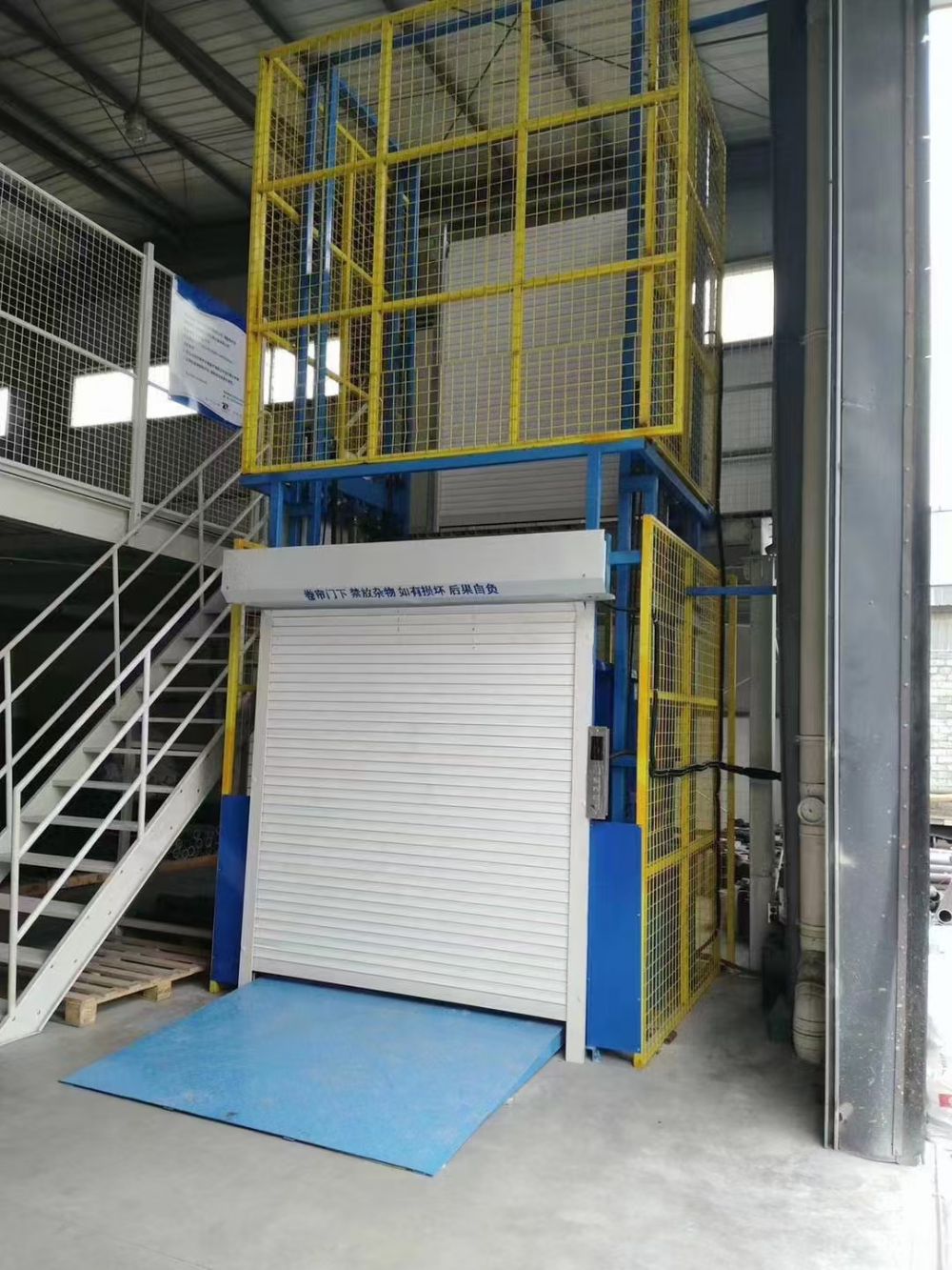 樓房閣樓上貨貨梯、鏈條導(dǎo)軌式升降機(jī)、升降貨梯