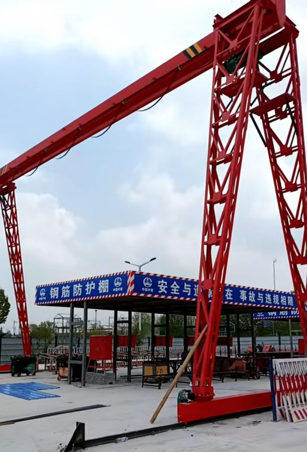 單梁龍門吊廠家、MH型電動單梁門式起重機價格