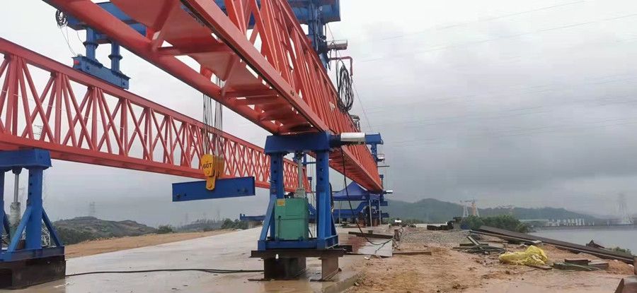 河南架橋機(jī)廠家、博利重型起重30米120噸架橋機(jī)
