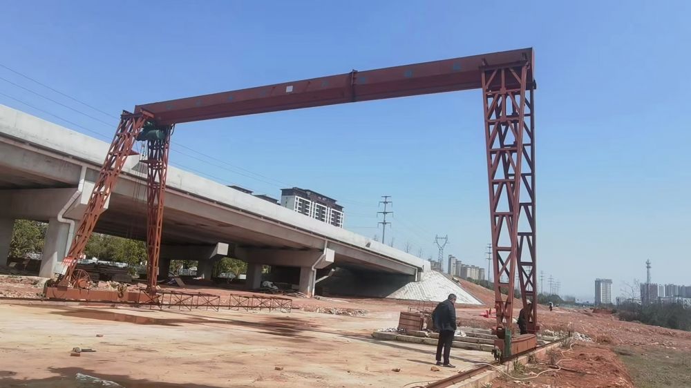 江蘇泰州龍門吊、MH型電動(dòng)單梁門式起重機(jī)