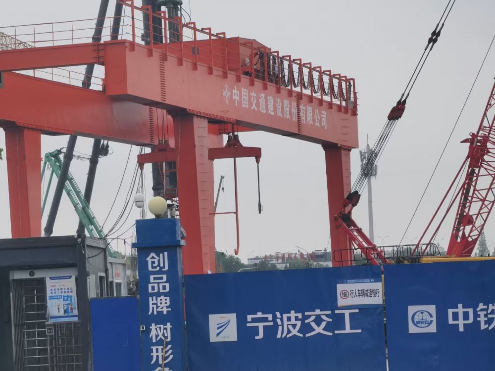 地鐵出渣機(jī)、雙梁門式起重機(jī)、龍門吊出渣機(jī)