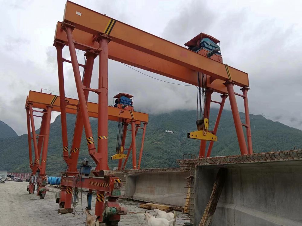 河南龍門吊、無軌自行走龍門吊、無軌提梁機(jī)廠家、價格
