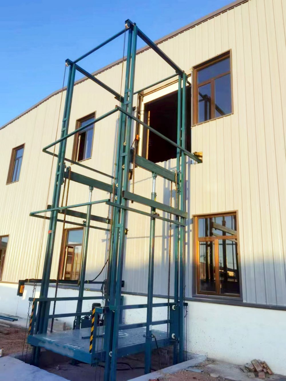 衢州貨物提升機(jī)、液壓平臺(tái)、鏈條導(dǎo)軌式載貨升降機(jī)廠家供貨安裝