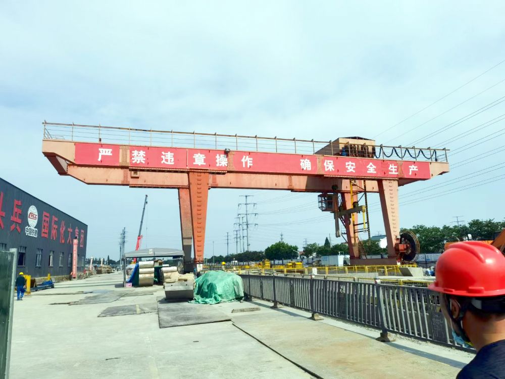 雙梁門式起重機(jī)、地鐵出渣機(jī)、工程龍門吊設(shè)計(jì)制造、安裝搬遷維修
