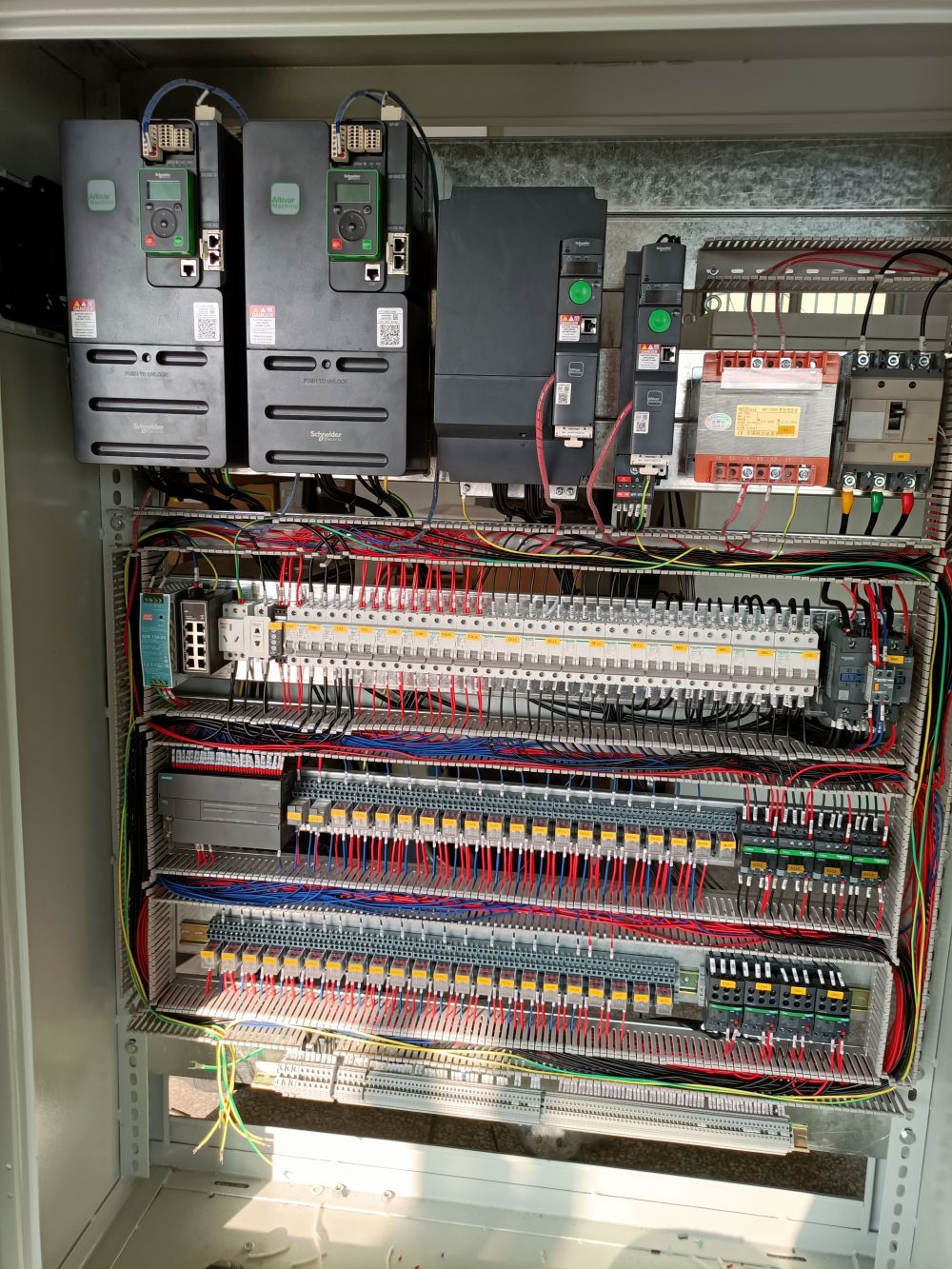 起重電氣柜廠家定制、高低壓變頻起重電氣箱柜設計制造、安裝維修