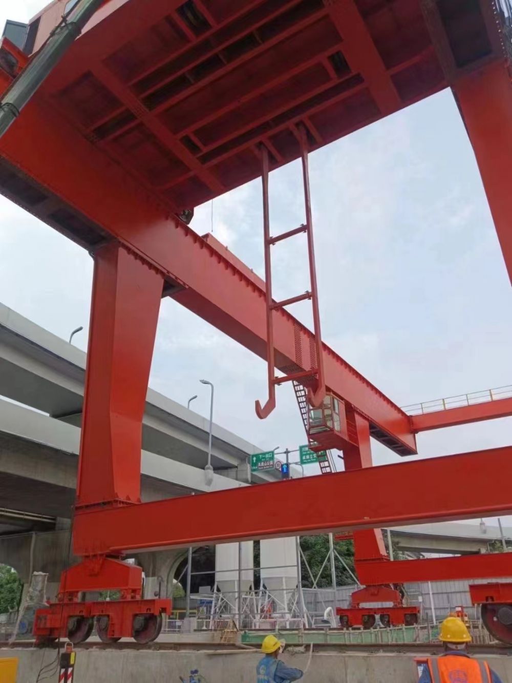 地鐵出渣機(jī)、地鐵站專(zhuān)用門(mén)式起重機(jī)