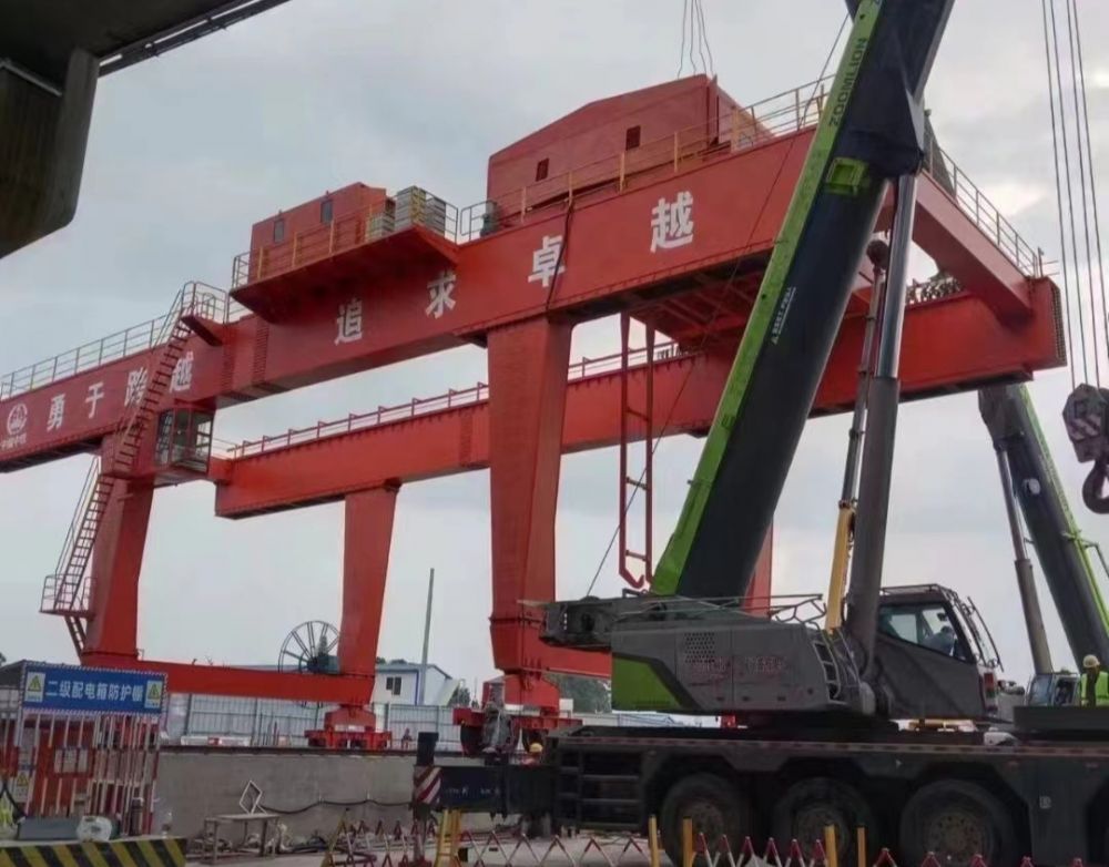 地鐵出渣機(jī)、地鐵站專用門式起重機(jī)