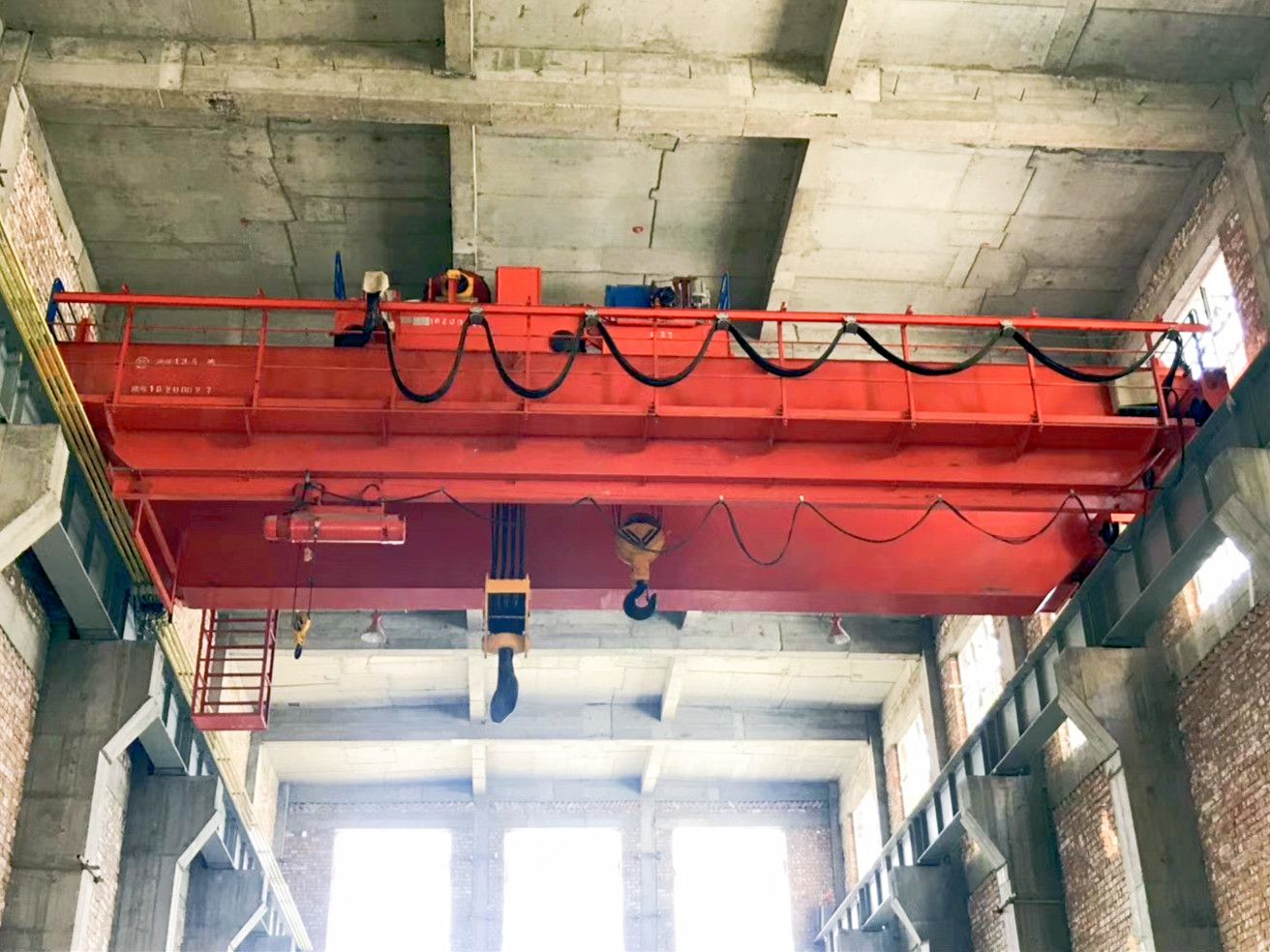 四川起重機(jī)、攀枝花QD型吊鉤雙梁橋式起重機(jī)廠家銷售、安裝維修