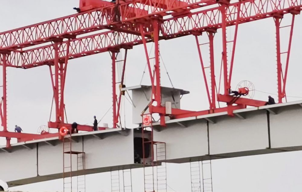 鋼構(gòu)橋梁架橋機.jpg
