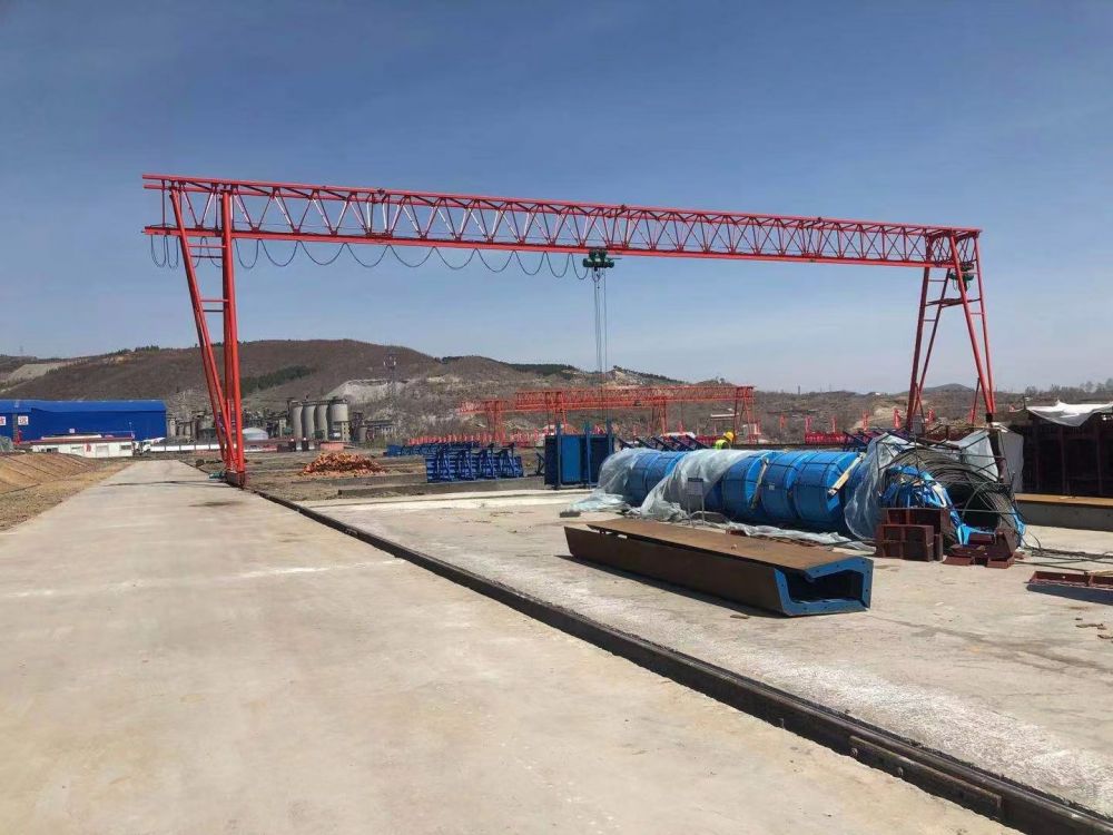 新鄉(xiāng)門式起重機生產(chǎn)廠家、桁架式倒三角單梁門式起重機