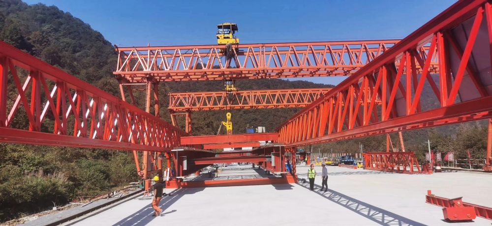 架橋機(jī)租賃、提梁機(jī)租賃、龍門吊出租租賃、搬遷移裝、安裝維修